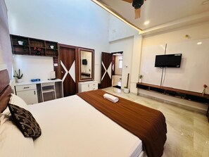 6 bedrooms, iron/ironing board, WiFi, bed sheets