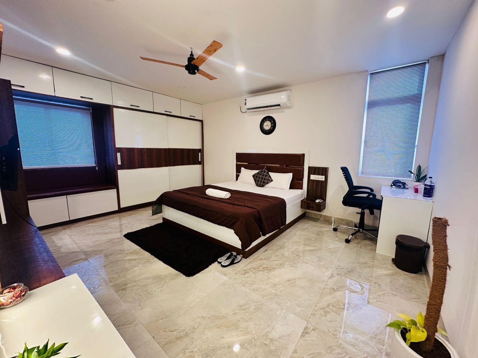 6 bedrooms, iron/ironing board, WiFi, bed sheets