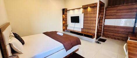 6 bedrooms, iron/ironing board, WiFi, bed sheets