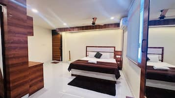 6 bedrooms, iron/ironing board, WiFi, bed sheets