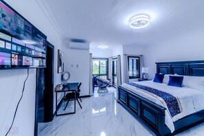 2 bedrooms, iron/ironing board, WiFi