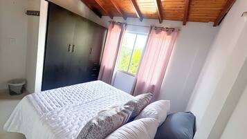 3 habitaciones, tabla de planchar con plancha, internet y ropa de cama