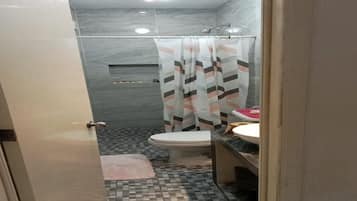 Dusche, Handtücher, Seife, Toilettenpapier