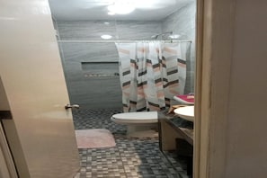 Douche, serviettes fournies, savon, papier toilette