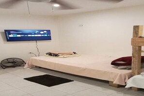 1 slaapkamer, een strijkplank/strijkijzer, internet, beddengoed