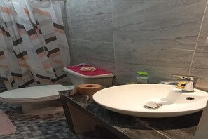 Regadera, toallas, jabón, papel de baño 