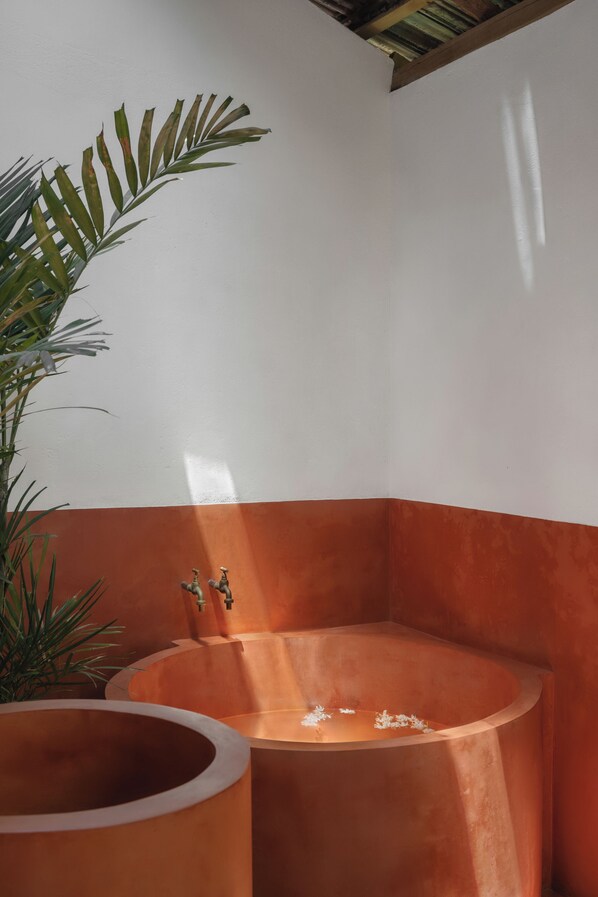 Double Room, 1 King Bed, Non Smoking, Pool View | Bathroom
