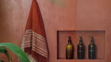 Double Room, 1 King Bed, Non Smoking, Pool View | Bathroom