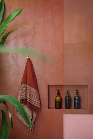 Double Room, 1 King Bed, Non Smoking, Pool View | Bathroom