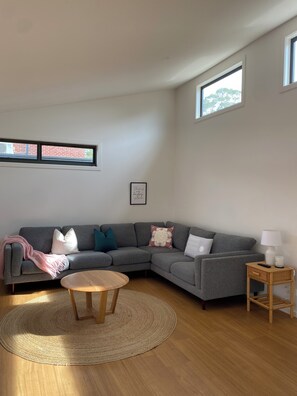 Smart-TV, Kamin, Bücher