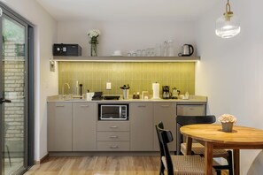 Cafeteira/chaleira, micro-ondas, cooktop, chaleira elétrica