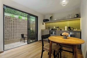 Mikrowelle, Herdplatte, Wasserkocher mit Kaffee-/Teezubehör, Toaster