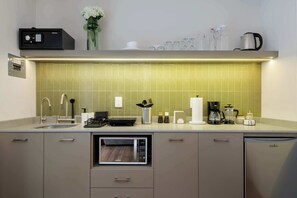 Mikrobølgeovn, kogeplade, kaffe-/temaskine, brødrister
