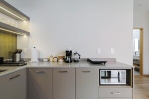 Réfrigérateur, micro-ondes, cafetière/bouilloire, grille-pain