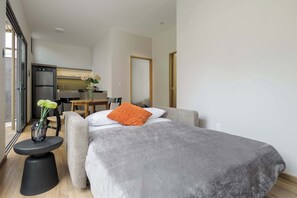 2 bedrooms, desk, iron/ironing board, WiFi