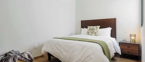 2 bedrooms, desk, iron/ironing board, WiFi