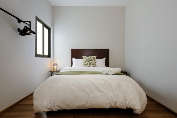 2 bedrooms, desk, iron/ironing board, WiFi