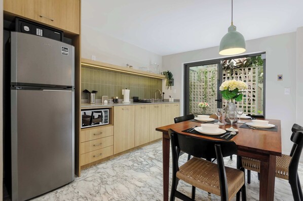 Coffee/tea maker, fridge, microwave, stovetop