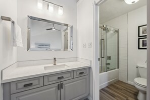 Douche, séchoir à cheveux, serviettes fournies, savon