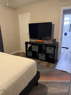 3 bedrooms, desk, iron/ironing board, free WiFi