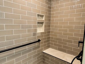 Dusche, Handtücher, Seife, Toilettenpapier