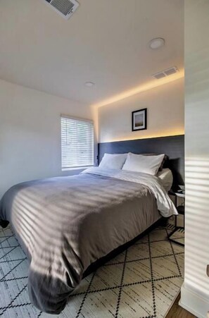 2 bedrooms, iron/ironing board, free WiFi, bed sheets - Novel Nest Cozy Retreat (Milwaukee)