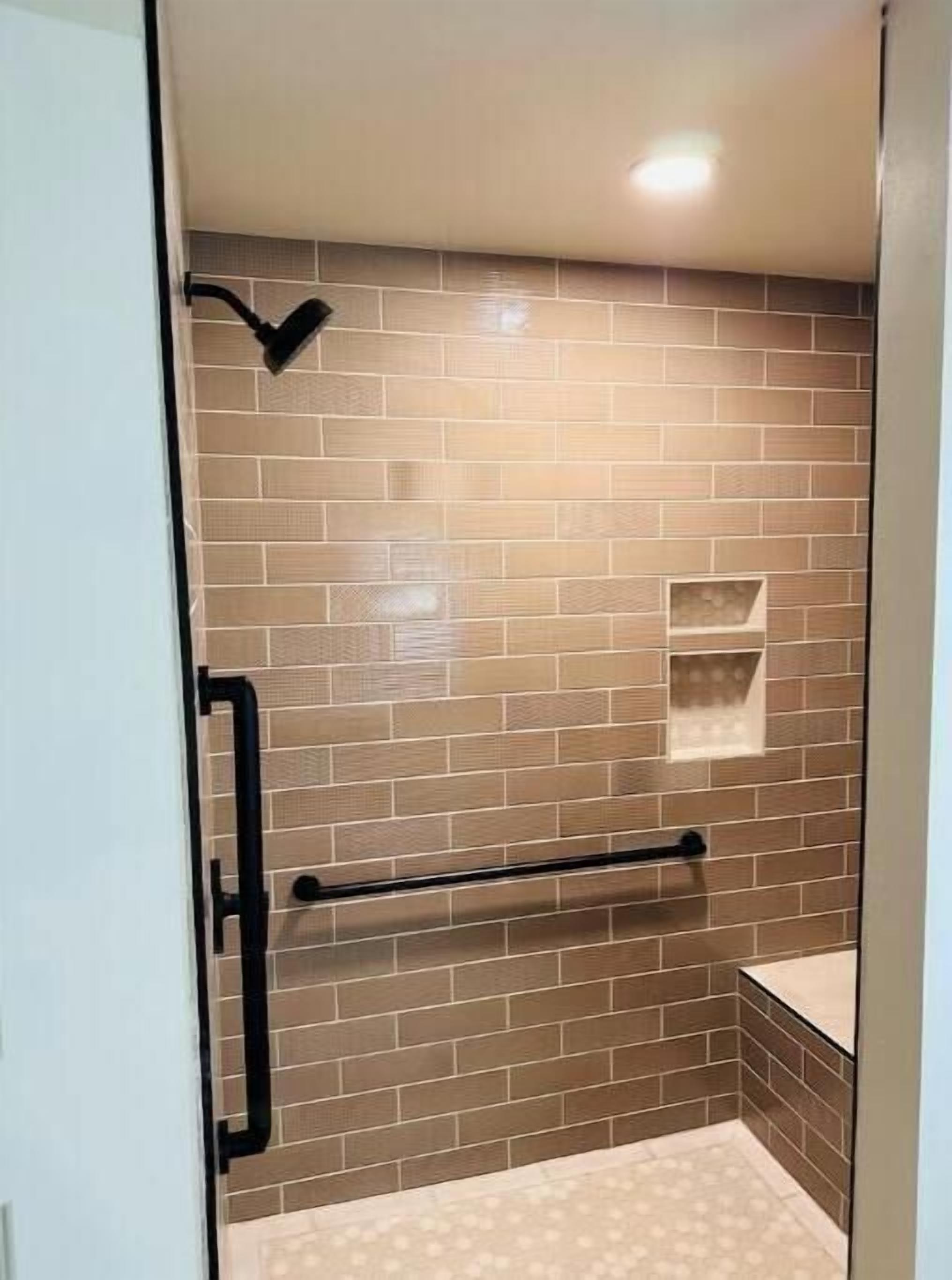 Douche, serviettes fournies, savon, papier toilette