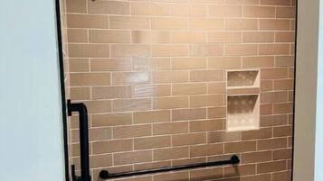 Douche, serviettes fournies, savon, papier toilette
