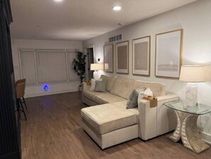 Smart TV y chimenea 