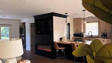 Réfrigérateur, four à micro-ondes, un four, surface de cuisson