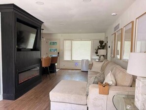 Smart TV y chimenea 