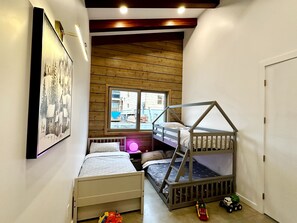 4 bedrooms, iron/ironing board, free WiFi, bed sheets
