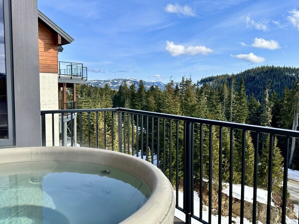 Ein Whirlpool auf einem Balkon mit Bergblick.
