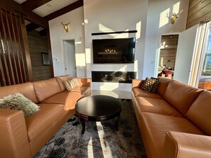Smart TV, fireplace - Cliffhanger Chalet (Comox Valley C (Puntledge-B*)