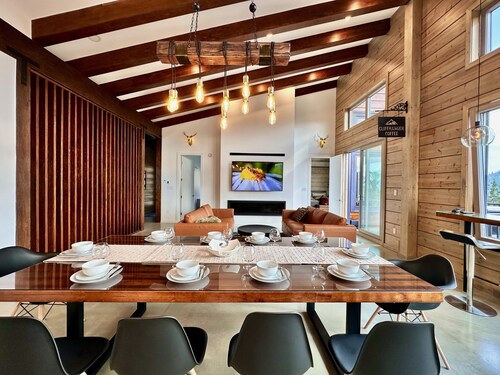 Luxury Alpine Retreat - Hot Tub & Sauna - Sleeps 16 - Cliffhanger Chalet