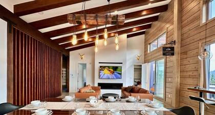 Luxury Alpine Retreat - Hot Tub & Sauna - Sleeps 16 - Cliffhanger Chalet