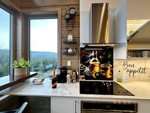 Réfrigérateur, four à micro-ondes, un four, surface de cuisson