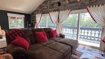 Fernseher, Kamin, Tischtennisplatte, Stereoanlage