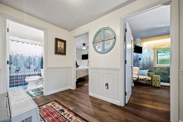 4 chambres, bureau, fer et planche à repasser, lit parapluie