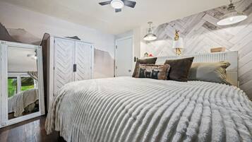 4 habitaciones, escritorio y tabla de planchar con plancha