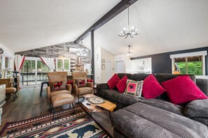 Televisión, chimenea, tenis de mesa y estéreo 