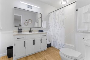 Secador de cabelo, toalhas de banho, sabonete, papel higiênico