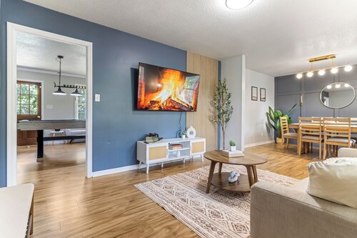 Cozy Home w/ Pool Table, Arcade & Firepit