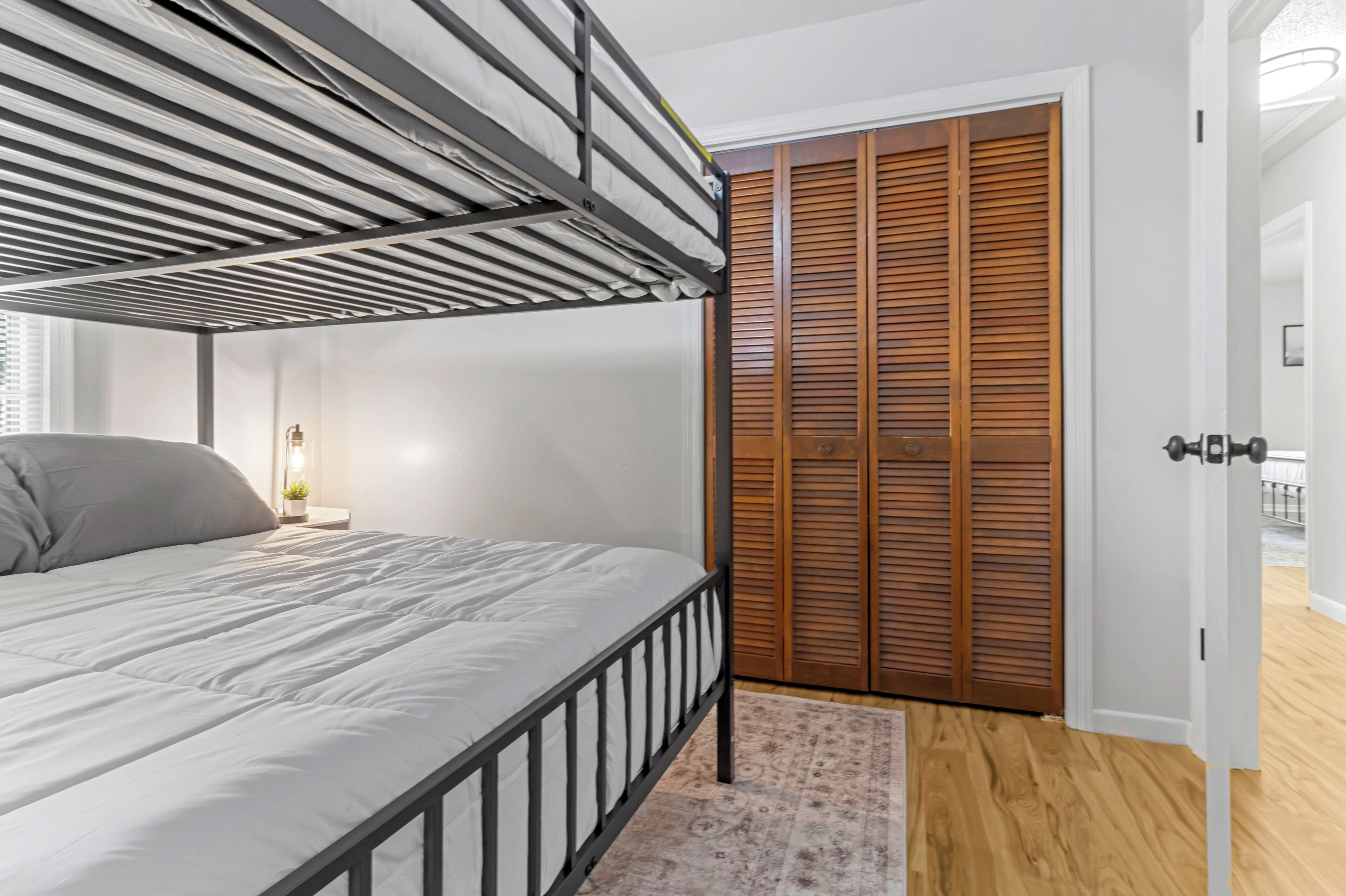 3 slaapkamers, een strijkplank/strijkijzer, wifi, beddengoed