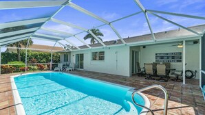 Una piscina cubierta con sillas de descanso y un letrero que indica un club náutico.