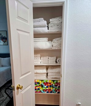 3 habitaciones, tabla de planchar con plancha y cuna de viaje 