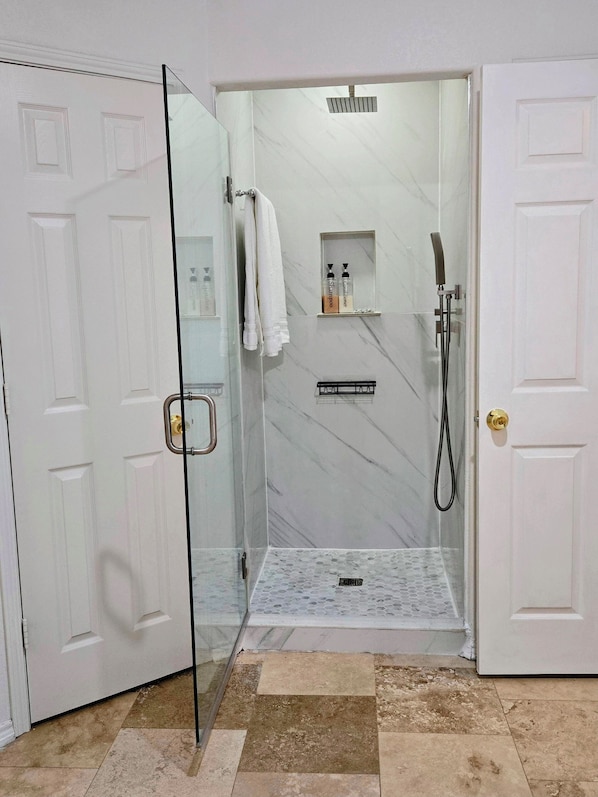 Shower, jetted bath, hair dryer, towels - Arlington Social - Stadium Getaway Home w/Hot Tub 5-Minute Walk to AT&T Stadium (Arlington)