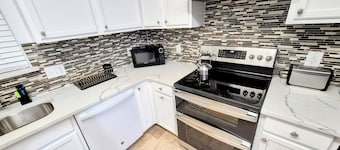 Arlington Social - Stadium Getaway Home w/Hot Tub 5-Minute Walk to AT&T Stadium