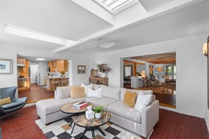 TV connectée, cheminée, livres, chaîne hi-fi