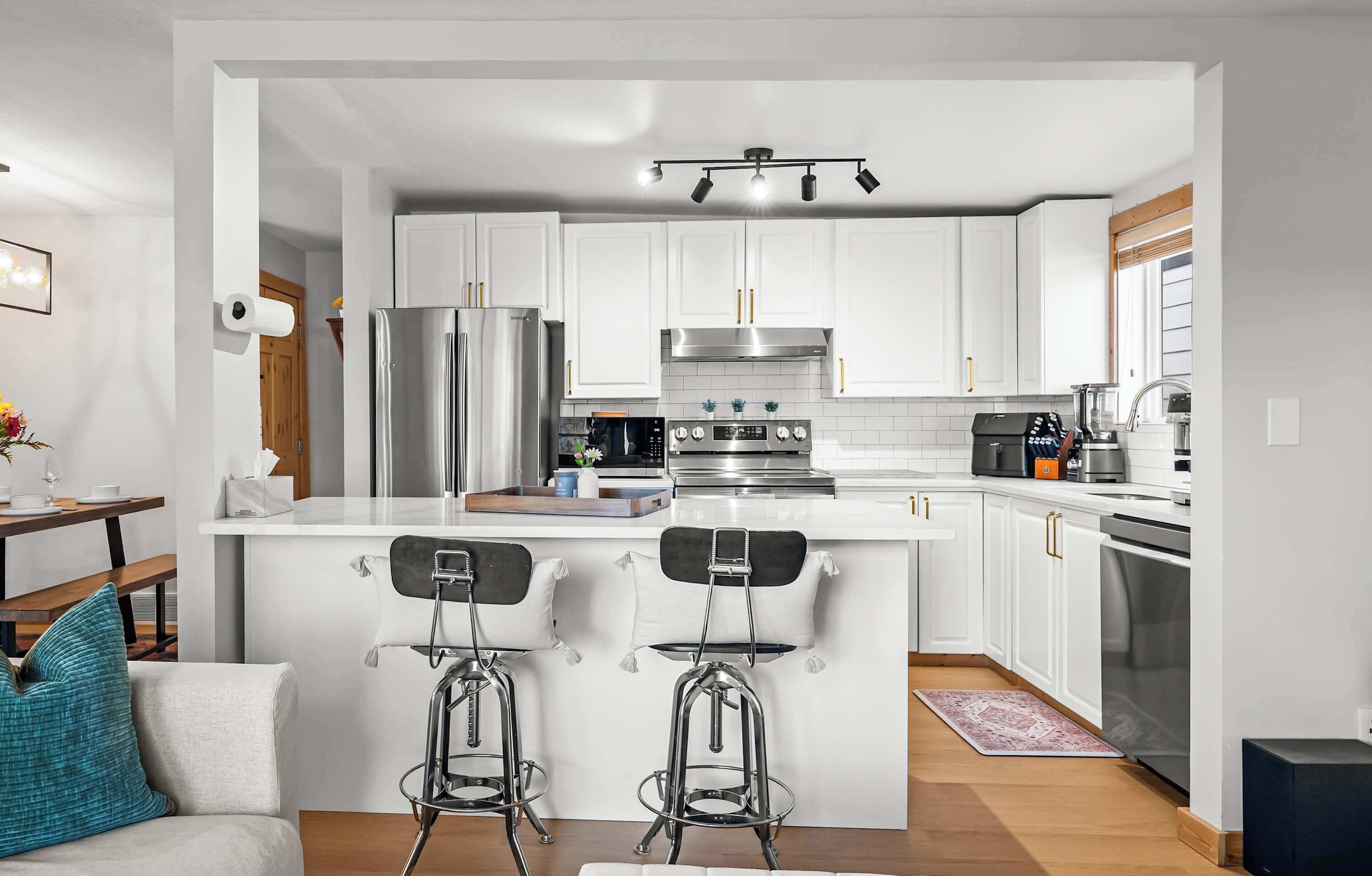 Coffee/tea maker, fridge, microwave, oven